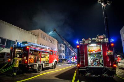 Kernen-Rommelshausen: Vollbrand mehrerer Industriegebaeude - Verletzte